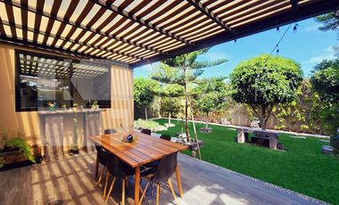 Residencia de Lujo con Jardín Amplio y Patio Techado: Elegancia y Confort