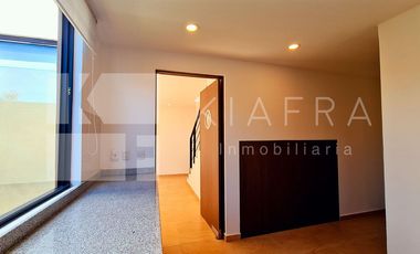 Residencia de Lujo con Jardín Amplio y Patio Techado: Elegancia y Confort