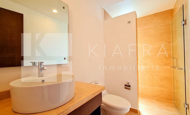 Residencia de Lujo con Jardín Amplio y Patio Techado: Elegancia y Confort