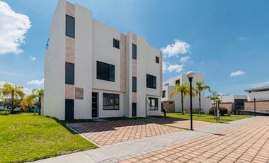 CASA EN VENTA EN XOCHITEPEC, MORELOS; MEX. 3 RECÁMARAS, ALBERCA, PET PARK, MULTI CANCHAS.