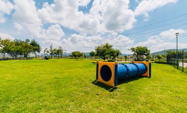 CASA EN VENTA EN XOCHITEPEC, MORELOS; MEX. 3 RECÁMARAS, ALBERCA, PET PARK, MULTI CANCHAS.