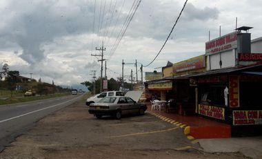 VENDO-PERMUTO Locales comerciales ubicados en vía principal