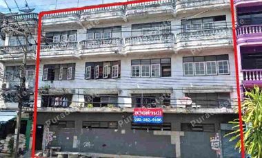 Urgent sale!!! Commercial building, 4 units, Sampeng 2, good location, suitable for doing business, inexpensive price, can be sold separately. If interested, call: 092282----