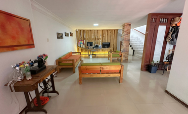 Casa gigante en el barrio caudal