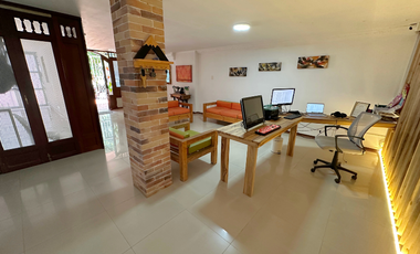 Casa gigante en el barrio caudal