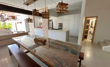 Casa gigante en el barrio caudal