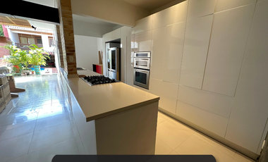 Casa gigante en el barrio caudal