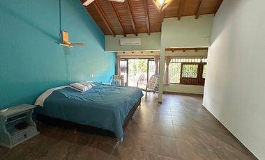 Casa gigante en el barrio caudal