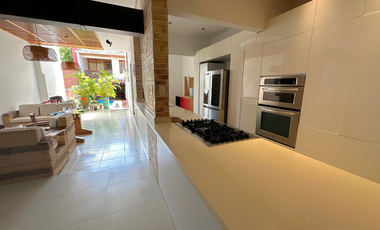 Casa gigante en el barrio caudal