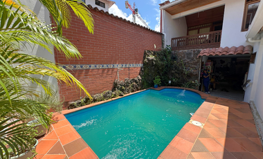 Casa gigante en el barrio caudal