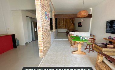 Casa gigante en el barrio caudal