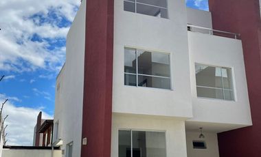 Casa Esquinera 193 m2 de venta en Tumbaco en Conjunto con Piscina