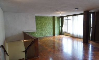 Venta de casa rentera de 3 pisos en La Alemania.