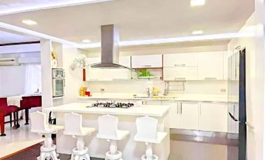 GRAND 2-STOREY, 5-BEDROOM HOUSE FOR SALE IN MULTINATIONAL VILLAGE