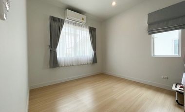 House for sale, Kanasiri Bangna, in Soi ABAC Bangna University, new house, less than 2 years.