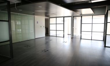 Oficina en renta con acabados de Lujo en Angelópolis Puebla, ideal para corporativo.