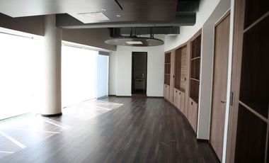 Oficina en renta con acabados de Lujo en Angelópolis Puebla, ideal para corporativo.