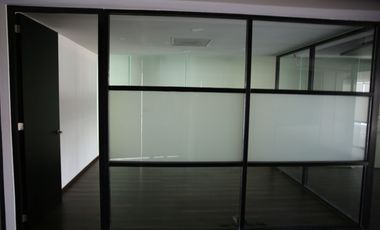 Oficina en renta con acabados de Lujo en Angelópolis Puebla, ideal para corporativo.