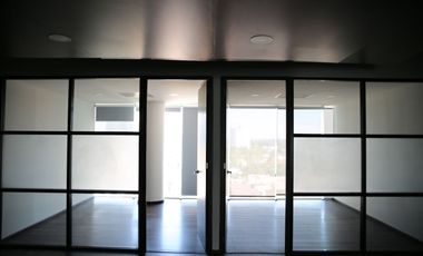 Oficina en renta con acabados de Lujo en Angelópolis Puebla, ideal para corporativo.