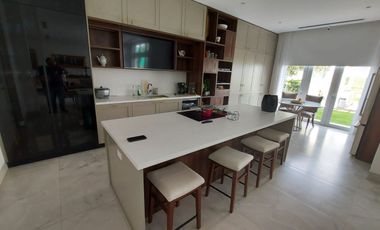 Samborondon, Venta de Lujosa Casa 5 Dorm Amoblada con Piscina Vista Al Lago
