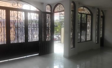 VENDO HERMOSA Y RENTABLE CASA DE 2 PISOS, EN EL SEGUNDO PISO TIENE 2 APTOS. INDEPENDIENTES UBICADA EN BARRIO FLORESTA  DE NEIVA HUILA  AL LADO DE LA C