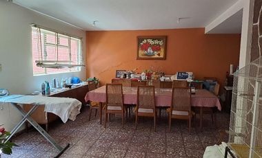 CASA CON LOCAL COMERCIAL Y DEPARTAMENTO