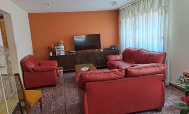 CASA CON LOCAL COMERCIAL Y DEPARTAMENTO