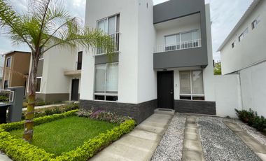 En venta casa en Urb. La Joya en Topacio de Estreno.