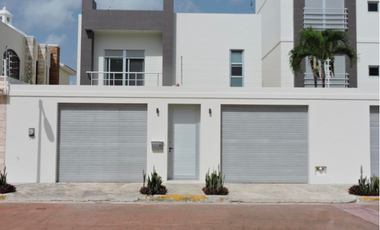 Casa en venta en Cancún, 3 habitaciones con alberca propia