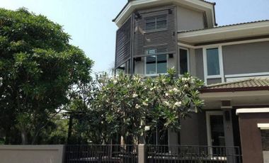 2 storey detached house for sale (behind the corner) Golden Nakara On Nut 65 Rama 9 - Motorway