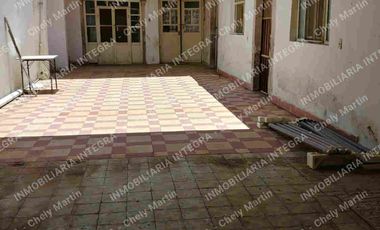 CASONA EN VENTA CON LOCAL EN PENJAMO, GTO. EXCELENTE UBICACION.  PATIO CENTRAL.UNA PLANTA.