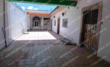 CASONA EN VENTA CON LOCAL EN PENJAMO, GTO. EXCELENTE UBICACION.  PATIO CENTRAL.UNA PLANTA.