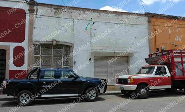 CASONA EN VENTA CON LOCAL EN PENJAMO, GTO. EXCELENTE UBICACION.  PATIO CENTRAL.UNA PLANTA.