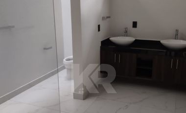 Casa Sola en Condominio en Zona Dorada de Cuernavaca.