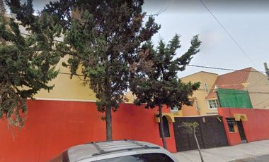Oportunidad de Remate Bancario en Calle Mixcoatl 382, Santa Isabel Tola, Gustavo A. Madero-CDMX