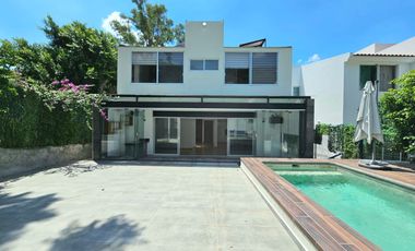 LAS CAÑADAS CASA EN VENTA CON ALBERCA EN ZONA TRANQUILA