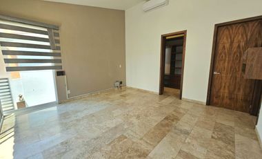 LAS CAÑADAS CASA EN VENTA CON ALBERCA EN ZONA TRANQUILA