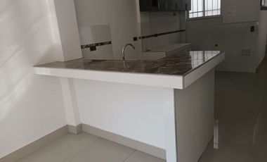 CASA RENTABLE CON TRES APARTAMENTOS;TRES PROPIEDADES EN UNA.