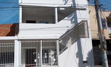 CASA RENTABLE CON TRES APARTAMENTOS;TRES PROPIEDADES EN UNA.