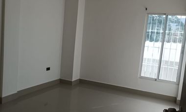 CASA RENTABLE CON TRES APARTAMENTOS;TRES PROPIEDADES EN UNA.