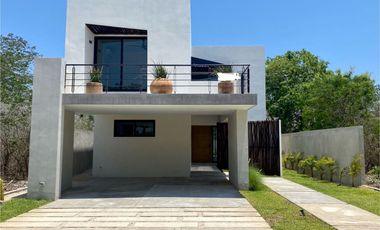 Casa en venta en fraccionamiento exclusivo al norte de Mérida, con parques y increíbles amenidades