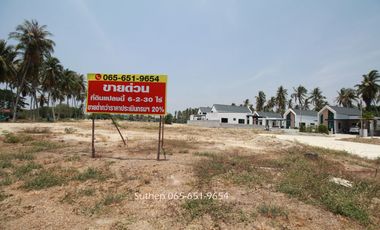 Land for sale, price 20% lower than Treasury Department appraisal, area 6-2-30 rai, 0.9 km from Phetkasem Road and 1.5 km from Lotus, Mueang Prachuap Khiri Khan District.