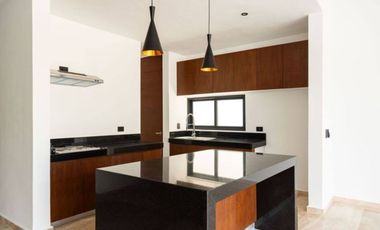 Residencia con jardín, alberca privada, terraza, Cuarto de servicio y sala de tv,  Zona Norte, Merida.