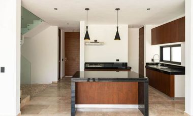 Residencia con jardín, alberca privada, terraza, Cuarto de servicio y sala de tv,  Zona Norte, Merida.