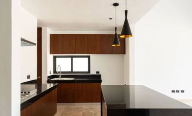 Residencia con jardín, alberca privada, terraza, Cuarto de servicio y sala de tv,  Zona Norte, Merida.