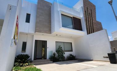Casa de 3 Pisos en Venta, Residencial Los Cedros, Pachuca, Hidalgo.