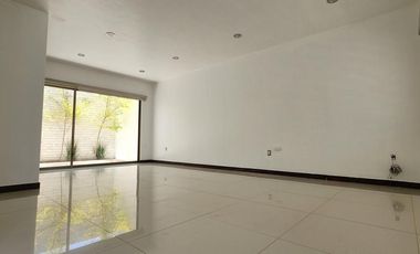 Casa de 3 Pisos en Venta, Residencial Los Cedros, Pachuca, Hidalgo.