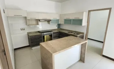 Casa de 3 Pisos en Venta, Residencial Los Cedros, Pachuca, Hidalgo.