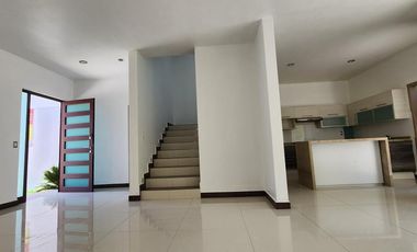 Casa de 3 Pisos en Venta, Residencial Los Cedros, Pachuca, Hidalgo.