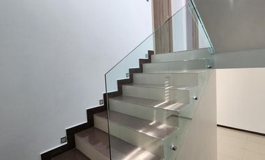 Casa de 3 Pisos en Venta, Residencial Los Cedros, Pachuca, Hidalgo.